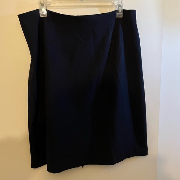 Classy Black Knee Length Business Skirt, Size 16

Has zipper in back - Picture 2 of 5
